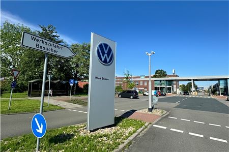 Einfahrt zum Emder VW-Werk: Der Verkauf von E-Autos ist mau, die Produktion auf niedrigem Niveau – die IG Metall will trotzdem mehr Gehalt.