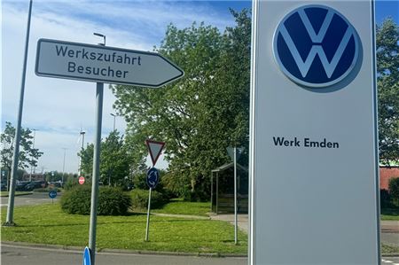 Einfahrt zum VW-Werk Emden