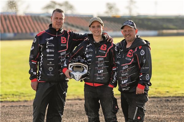 Eingespieltes Team. Auch in Ludwigslust wurde Ben Iken tatkräftig von Meik Lüders (r.) und Klaus Nowak unterstützt. Foto: Ute Bruns