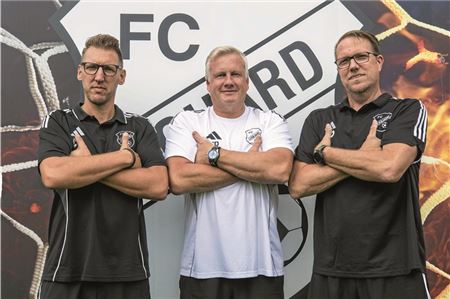 Eingespieltes Trio beim FC Loquard. Das Foto zeigt (v. l.) Co-Trainer Martin Peters, Trainer André Popp und Co-Trainer Stefan Mulder. Foto: Reiner Poets