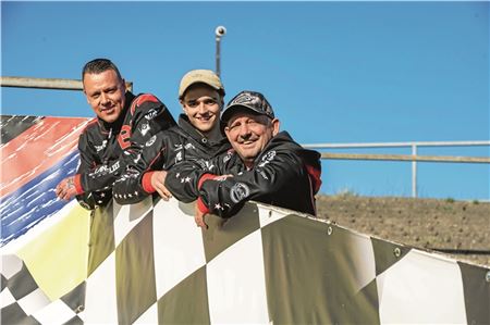 Eingespieltes Trio. Ben Iken vom MC Norden (Mitte) wurde in seinem ersten Jahr als Speedwayprofi von Meik Lüders (r.) und Klaus Nowak (l.) tatkräftig unterstützt. Foto: Ute Bruns