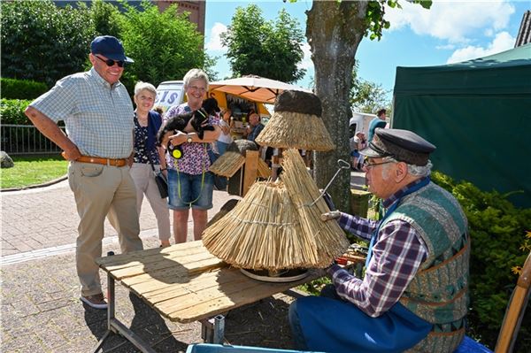 Handwerk erleben, Tradition genießen Einige Aussteller zeigen ihr Handwerk direkt vor Ort und erläutern Arbeitsschritte und Techniken.