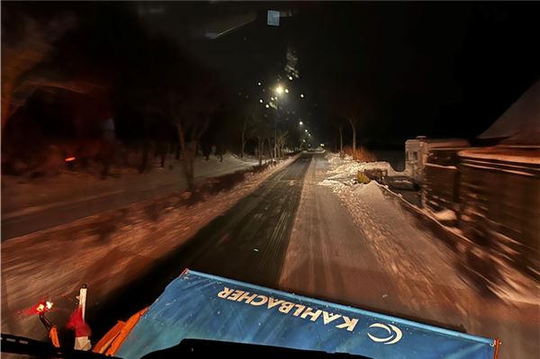 Einmal rauf, gedreht und wieder runter - der Winterdienst der Technischen Betriebe sorgt für freie Straßen.