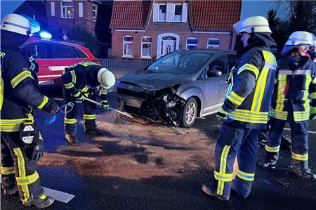 Einsatzkräfte sicherten die Unfallkräfte.