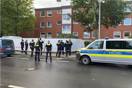 Einsatzkräfte sperrten am Montag den Bereich um das Mehrparteienhaus ab und stellten Sichtschutzzäune auf. 
