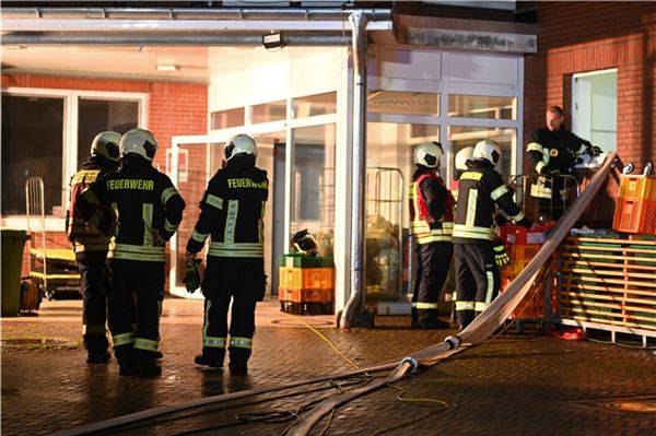 Einsatzkräfte von Feuerwehr versuchen, den Keller der Ubbo-Emius-Klinik auszupumpen, um eine Evakuierung zu verhindern.