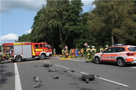 Einsatzkräfte zweier Feuerwehren befreiten die Schwerverletzte nach einem Unfall aus dem Wrack. Foto: Feuerwehr