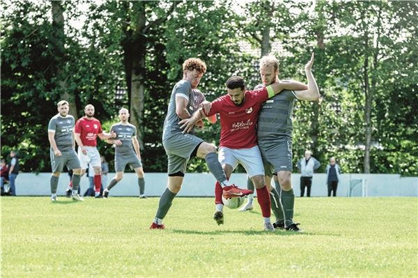 Einseitiges Derby. Aufstiegskandidat SG Norden/Norddeich bediente sich reichlich beim FC Norden II. Foto: Meret Edzards-Tschinke