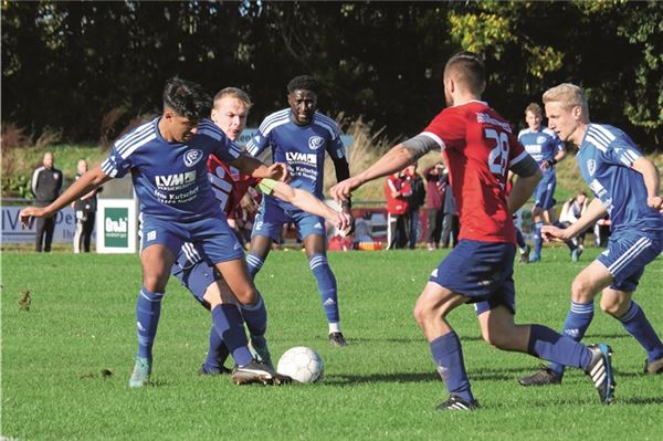 Derby wird zum Abstiegsduell Einseitiges Hinspiel. In Marienhafe verlor der Aufsteiger Süderneulander SV mit 1:5. Beide Mannschaften kämpfen heute im Derby um wichtige Punkte für den Klassenerhalt. Foto: Daja Ecke