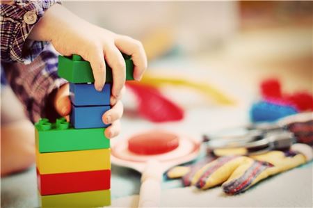 Eltern, die ihre Kinder zur Betreuung in eine Norder Kinderkrippe geben, müssen ein halbes Jahr lang keine Gebühren zahlen. 