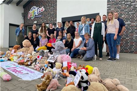 Eltern protestieren für ihre Kinder: Vor der Kita in Rechtsupweg liegen zahlreiche Stofftiere mit kleinen Schildern, die auf die derzeitige Situation aufmerksam machen sollen.