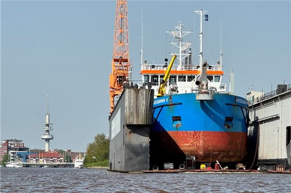 Emden ist ein Universalhafen und zugleich der drittgrößte Exporthafen für Neuwagen.