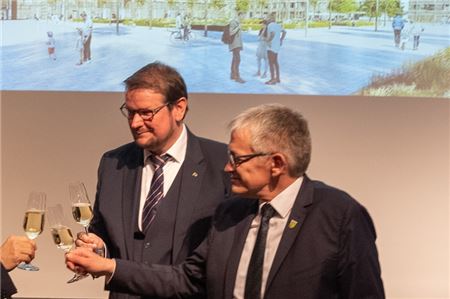 Emdens Oberbürgermeister Tim Kruithoff (l.) und Landrat Olaf Meinen im Februar 2024 bei einer Veranstaltung zur Zentralklinik. Jetzt äußern sich beide Politiker gemeinsam.