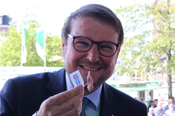 Emdens Oberbürgermeister Tim Kruithoff lässt es sich schmecken. Foto: Till Oliver Becker