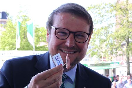 Emdens Oberbürgermeister Tim Kruithoff lässt es sich schmecken. Foto: Till Oliver Becker