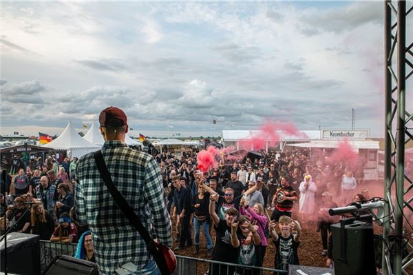 Die Krummhörn rockt: Zwei Tage, zwei Bühnen, 24 Bands Ende Juni wird es in Manslagt wieder laut, bunt und bestens gelaunt. Foto: privat