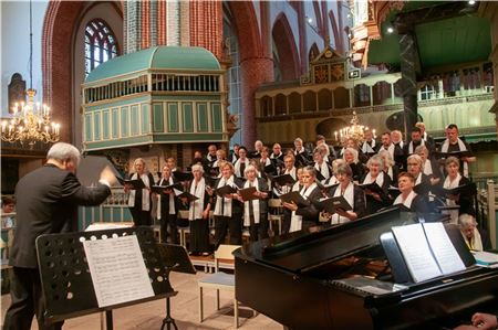 Engagiert und emotional stimmte der Chor Soli Deo Gloria seine Lieder an. Fotos: Johannes Müller