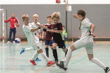 Engagierter Gastgeber. Die E-Junioren des TuS Großheide (weiße Trikots) spielten unter anderem auch gegen TuRa Marienhafe. Foto: Johannes Müller