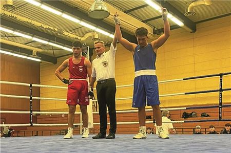 Enge Entscheidung. „Khalil kann stolz auf sich sein“, lobte Michael Bochardt seinen knapp unterlegenen Schützling. Foto: KURIER-Sport