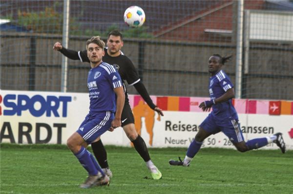 Enger Vergleich zweier spielstarker Kontrahenten. Der Süderneulander SV behauptete sich im Vorjahr knapp mit 2:1 durch einen Treffer in der Nachspielzeit gegen Loquard. Foto: Johannes Müller