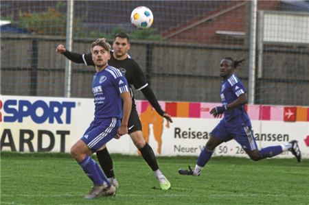 Enger Vergleich zweier spielstarker Kontrahenten. Der Süderneulander SV behauptete sich im Vorjahr knapp mit 2:1 durch einen Treffer in der Nachspielzeit gegen Loquard. Foto: Johannes Müller