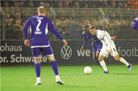 Enges Duell vor großer Kulisse. Kickers Emden zeigte ein packendes Pokalspiel vor 6800 Fans. Foto: Jens Doden