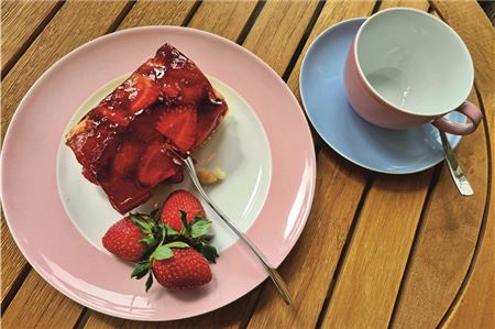 Erdbeerkuchen ist der Klassiker: Die süßen Früchte werden bereits sehnsüchtig erwartet.