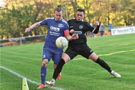 Erfolgreicher Jahresabschluss. Der SSV (l. Sven Fischer, gegen FC Loquard) erfüllte die Pflicht gegen das Schlusslicht. Foto: Ute Bruns