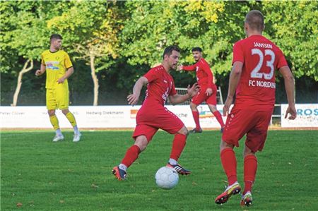 Erfolgsduo. Marek Janssen (r.) legte per Freistoß auf. Carsten Marek (l.) köpfte zum 1:0 ein. Foto: Ute Bruns