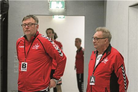 Erneut Heimrecht. Auf Fans müssen die Auricher um den Trainer Arek Blacha (l.) und Ewald Meyer verzichten.