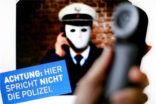 Erneut warnt die Polizei vor Betrügern, die sich am Telefon als Polizisten ausgeben.