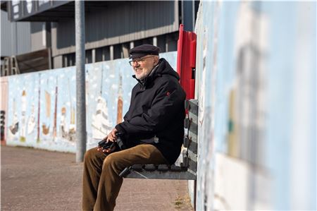 Ernst Schorn an einem seiner Lieblingsplätze auf der Bank am Hafen. Fotos: Ute Bruns