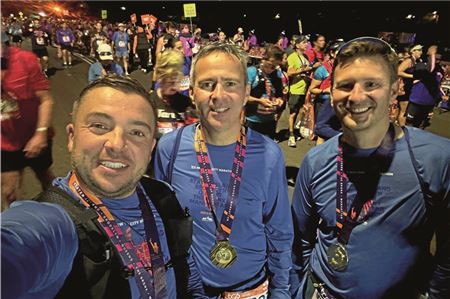 Erschöpft und überglücklich. Nach dem Zieleinlauf gab es erst die begehrte Medaille für Thorsten Metz (von links), Andrés Fernández und Michael Casto, danach das gemeinsame Erinnerungsbild.