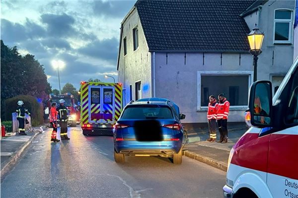 Autofahrerin kriegt die Kurve nicht - Hauswand gerammt Unfall Hinte Brückstraße