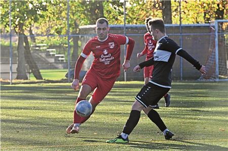 Erster Streich. Karsten Fröhlich (l.) markierte das 1:0 zur Pause. Den Ausgleich von Wiesmoor beantwortete Emmanuel Ndaruhutse in der vierten Minute der Nachspielzeit. Foto: Ute Bruns