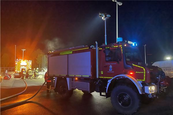 Feuerwehr verhindert Umweltgefahr: Boot und Anhänger brennen in Norden Erstmals kam ein neues Tanklöschfahrzeug der Feuerwehr zum Einsatz.