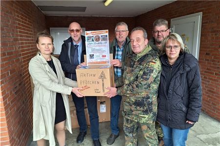 Erwin Sell als Schirmherr der Sammlung übergab zusammen mit dem SPD Ortsverein Hage Nord-West die Kronkorken bei der Sammelstelle in Wittmund. Foto: privat