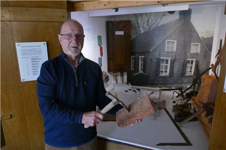 Erwin Wenzel und der Verein des Suurhuser Landarbeitermuseums zeigen in ihrer neuen Ausstellung, welche Materialien und Werkzeuge früher beim Bauen verwendet wurden.