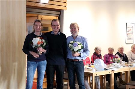 Es gab Blümchen für die „Macher“: Conny Schmidt, Pastor Stephan Bernhardt und Paul Rass.