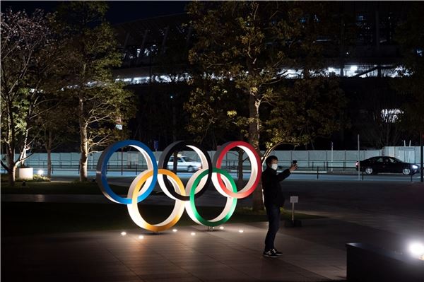 Die Olympischen Spiele werden ins Jahr 2021 verschoben Es ist eine historische und einmalige Entscheidung: Die Olympischen Spiele in Tokio werden wegen der Corona-Pandemie ins Jahr 2021 verschoben. Darauf einigten sich das Internationale Olympische Komitee und die japanischen Gastgeber am Dienstag, wie das IOC mitteilte. Japans Ministerpräsident Shinzo Abe sei mit dem Vorschlag des IOC „hundertprozentig einverstanden gewesen“, sagte IOC-Präsident Thomas Bach nach einer Telefonkonferenz mit Abe und anderen Verantwortlichen der Tokio-Spiele. Die Sommerspiele sollen nun auf „ein Datum nach 2020 verlegt werden“, aber nicht später als im Sommer 2021 stattfinden, hieß es.Foto: dpa