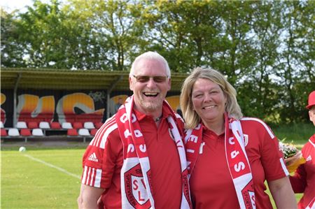 Es ist genug. Rainer Gummels, seit über 40 Jahren im Einsatz, und Iris Gosselaar hören als Trainergespann der Leybuchter Fußballerinnen auf. Alwin Steller wird Nachfolger. Foto: Daja Ecke