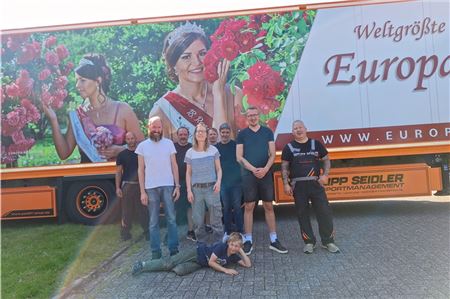 Es ist geschafft - die Familie Niemann freut sich mit den Mitarbeitern des Transportunternehmens aus Sangerhausen über den reibungslosen Umzug. Fotos: Eva Requardt-Schohaus
