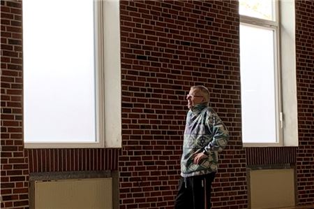 Es werde Licht. Werner Ihlow ist von den neuen Fenstern begeistert. „Es ist in der Halle jetzt viel heller“, freut sich der erfahrene NTV-Funktionär.