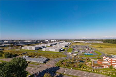 Es wurde kräftig gebaut im Frisia Industriepark Emden (hinten rechts). Doch viele der Hallen im Vordergrund stehen gerade zur Vermietung frei. Foto: Zukunft Emden