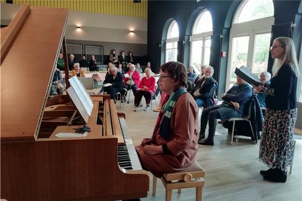 Eva-Maria Houben am Klavier und Christine Becker-Schmidt faszinierten die Zuhörer im KVHS-Forum mit „5 haikus für sprechstimme und klavier“. 