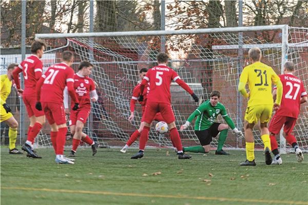 Exklusiv. Der Bezirksligist FC Norden trug zuletzt sein Heimspiel gegen den TuS Strudden auf dem großen Kunstrasenplatz aus. Foto: Meret Edzards-Tschinke