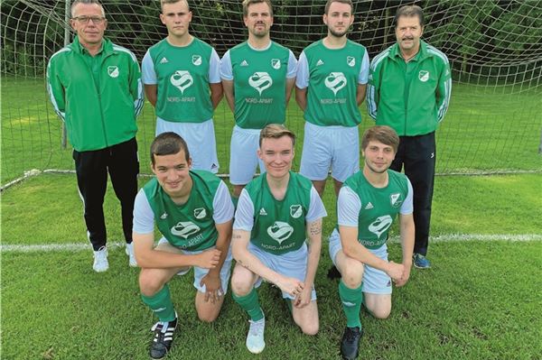 Experte auf dem Trainerposten. Jens Dieker (oben, r.) half seinem Verein wieder nach oben. Foto: KURIER-Sport