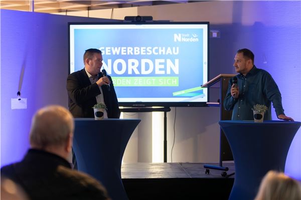 Das war die Gewerbeschau „Norden zeigt sich“ 2025 Fachvorträge und Diskussionen belebten die Gewerbeschau. Hier mit Bürgermeister Florian Eiben.