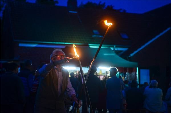 Nachtbummel mit Musik und vielen Angeboten Fackeln erleuchten auch in diesem Jahr die Straßen in Marienhafe