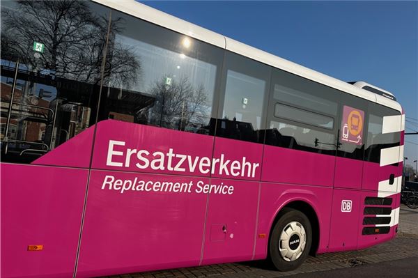 Fahrgäste auf der Bahnstrecke Norddeich-Emden müssen zumindest teilweise wieder auf den Bus umsteigen.